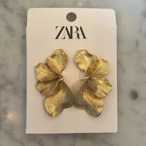 Zara flower Earrings new in package